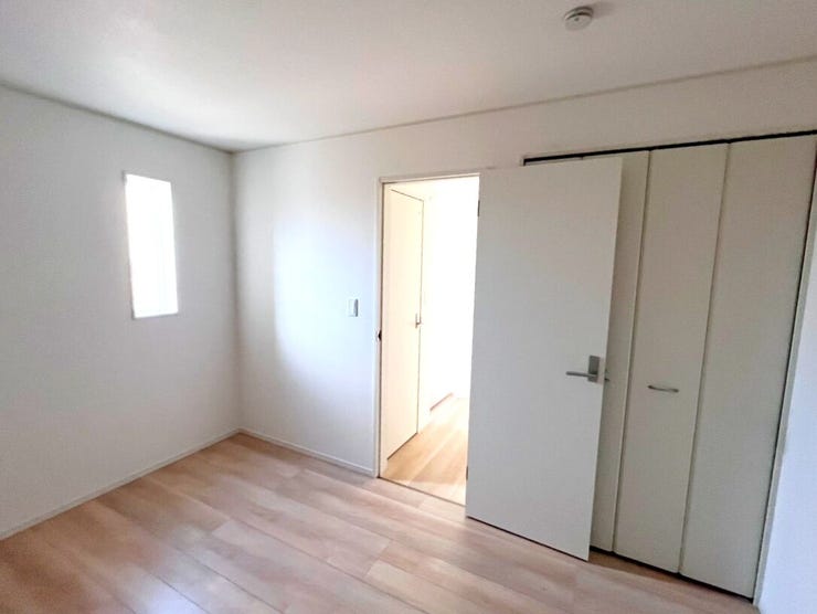 洋室にクローゼットがあるため、お子様のランドセルや制服をかけておくことができます。