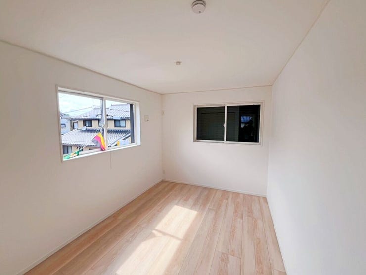 洋室はお子様のお部屋にピッタリ♪
大きくなって使わなくなったときは収納部屋としてもお使いいただけます。
