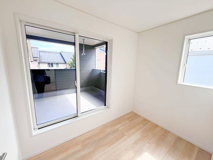 インナーバルコニーから出入りしやすいため、下まで布団を下ろさずに天日干しできます。