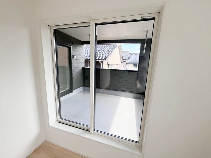 プランターなどを置いてちょっとした家庭菜園を楽しめます。
洋室から見やすいため、お子様と植物の成長を見守れます。