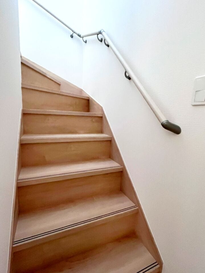 リビングを通らずに2Fへいくことができるリビングスルー階段!