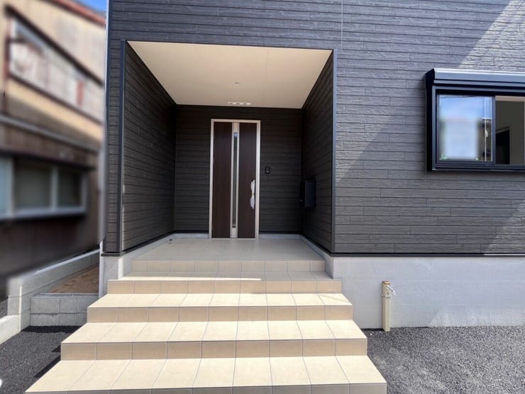 玄関ポーチではお子様用の自転車を置いて雨除けにしたり、DIYスペースにも♪