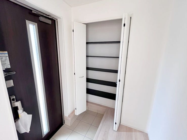 シューズクロークのある玄関。
靴はもちろん、お子様の砂あそび道具や園芸用品を収納するスペースとしてもお使いいただけます。