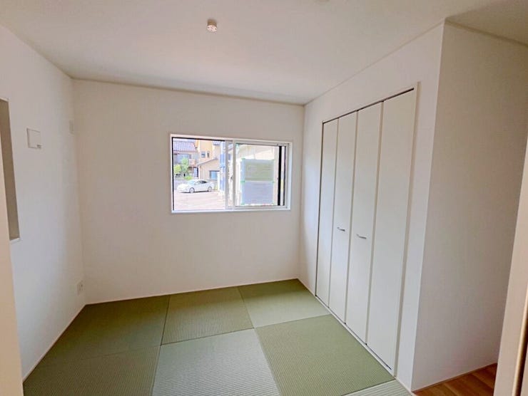 素足でくつろげる和室スペース♪
親戚やご友人がお泊りするときには押し入れから布団を出し、リビングとの間に間仕切りをすることでプライバシーを確保できます。