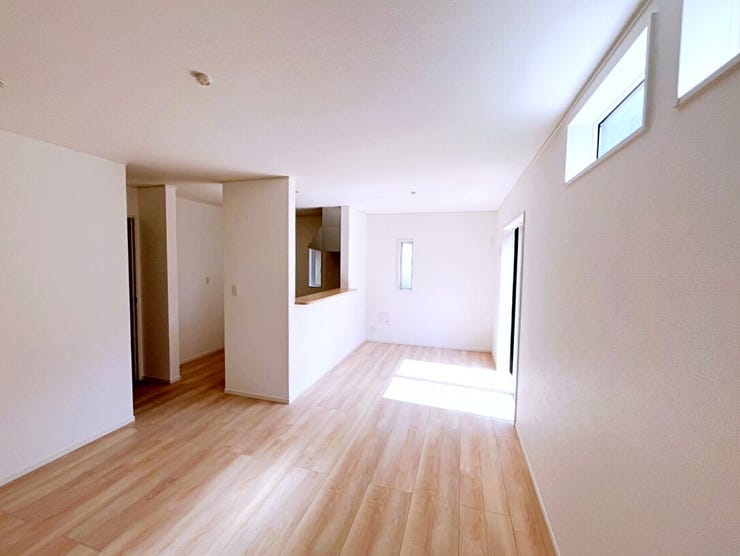 広々とした開放感あるリビング。
カウンターキッチンのため、家族とコミュニケーションをとりやすく家族団らんのヒトトキがお過ごしいただけます♪