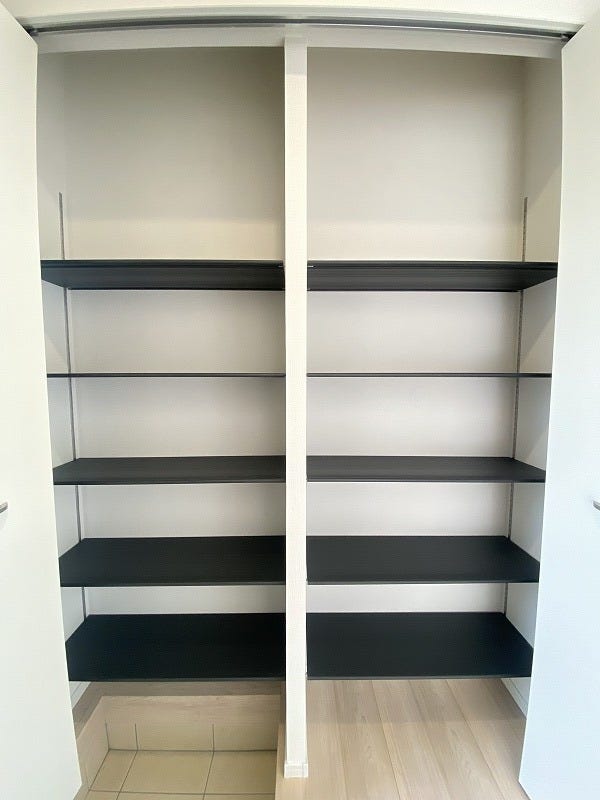 ご家族全員の履物を収納できる大容量のシューズボックス。来客時もスッキリとした玄関でお出迎え♪