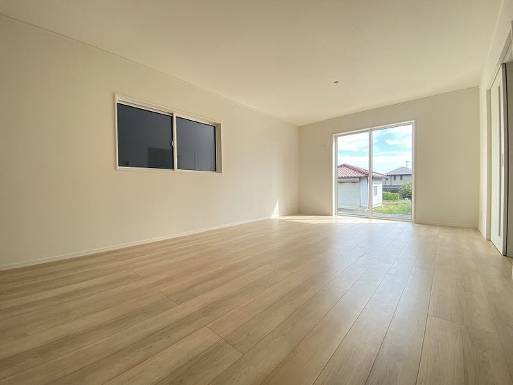 キッチンとリビングダイニングを隔てるものがなく広々としたリビング!ご家族とのコミュニケーションもとりやすくなっています。