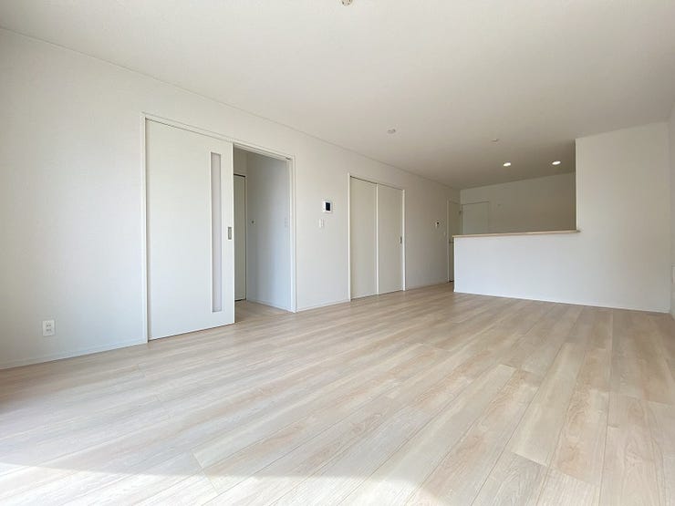 南側からたっぷりの陽が差し込む明るい空間は居心地が良く、ご家族が集まるくつろぎスペース♪