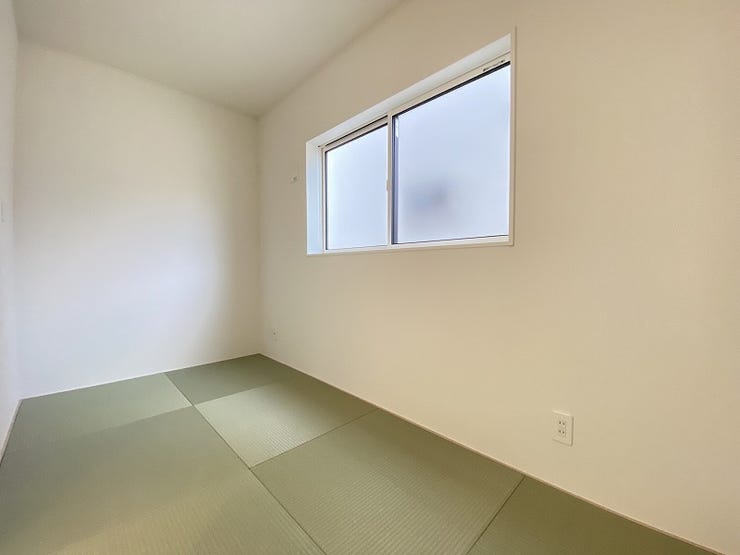 リビングの隣接した洋風和室♪フラットな作りなのでお掃除もしやすくお昼寝などに便利な落ち着く空間です。