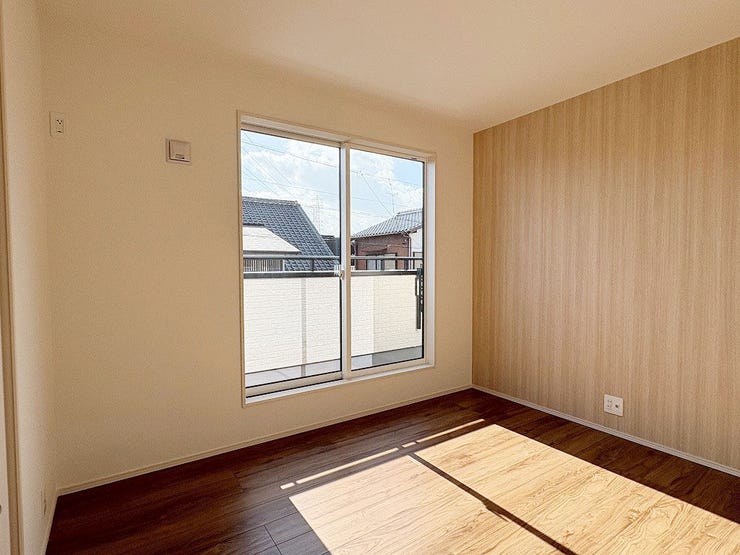 南側に面した洋室は通風・採光に優れた心地良い空間です(^^)