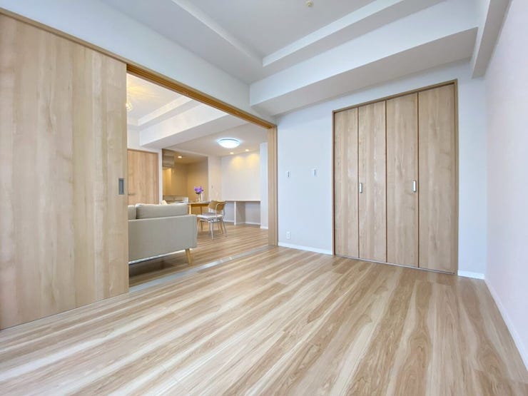 【洋室】リビング横の明るい雰囲気の洋室です。広々とした明るいお部屋で、陽射しもたっぷり入ってきます。収納もご夫婦の衣類がたっぷり収納できるクローゼットがございます。ご夫婦のご主寝室にいかがでしょうか♪