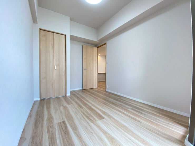 【洋室】多数の洋室があるため、それぞれ各部屋でプライベート空間をお楽しみいただけます。収納も完備しているのですっきりとしたお部屋でお寛ぎいただけます。