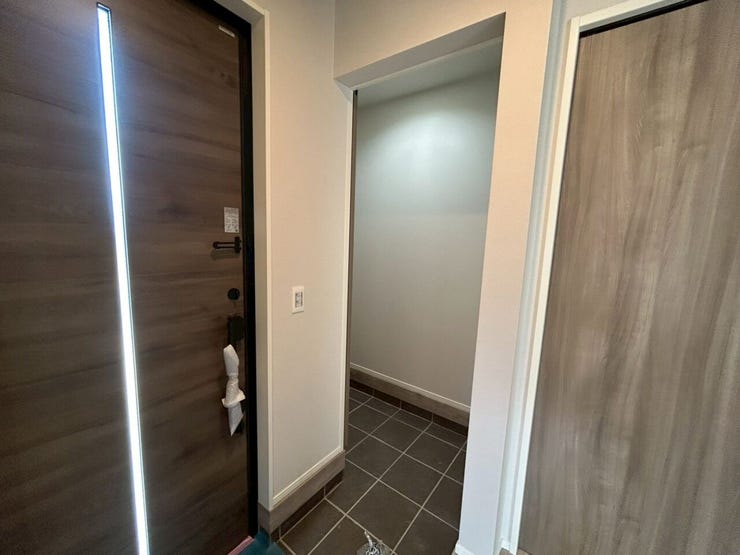 玄関にも収納スペースがあるので、ベビーカーやアウトドア用品などもすっきり収納できます!