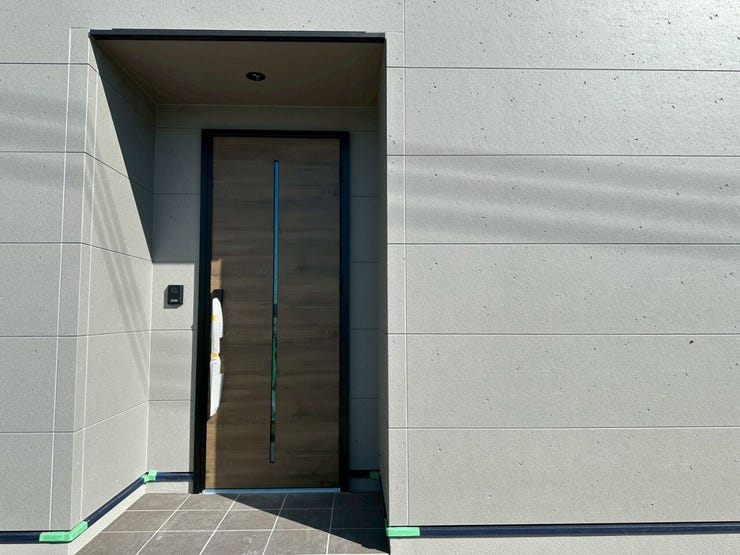 シャープな外観でスタイリッシュなエントランス
