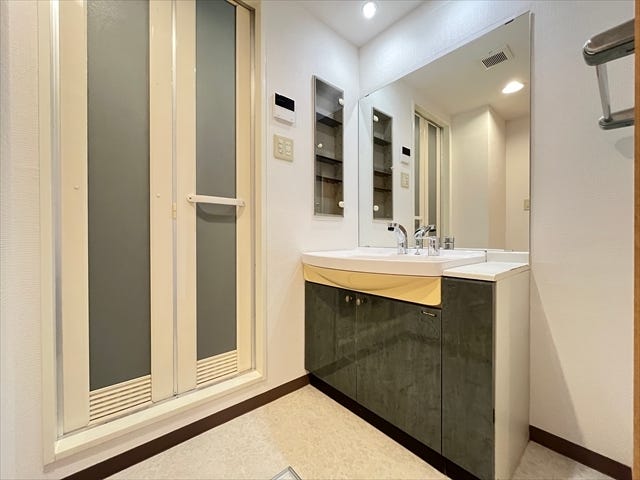 キッチンと統一されたお色の洗面化粧台♪大きな鏡で朝の身支度も気分が上がりますね♪
(2025年9月4日撮影)