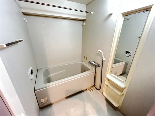 落ち着いた雰囲気の浴室。ゆったりバスタイムで疲れも癒されますね♪浴室暖房乾燥機を標準装備!節水タイプの保温浴槽!
(2025年9月4日撮影)