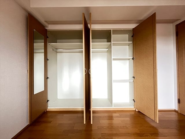 8帖洋室:2つに分かれたクローゼットが完備されています。ハンガーパイプや可動棚付きで、お洋服や小物もスッキリと収納することができます◎
(2025年9月4日撮影)
