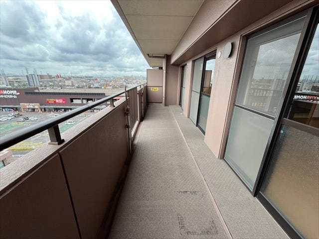 リビングと4.5帖洋室から出入りできる南側バルコニーです。ゆったりとしたスペースで、毎日のお洗濯も楽々快適。
(2025年9月4日撮影)