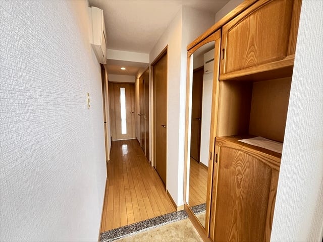 木のぬくもりを感じられる優しい雰囲気の内装となっています。出かける前にさっと身だしなみをチェックできる姿見付きの便利な玄関収納。
(2025年9月4日撮影)