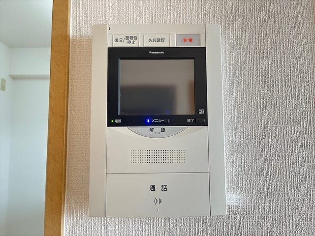 ◆モニター付きインターホン◆リビングに設置されています。来客者の顔を確認しながら通話ができます。オートロックマンションのため防犯面でも安心です。