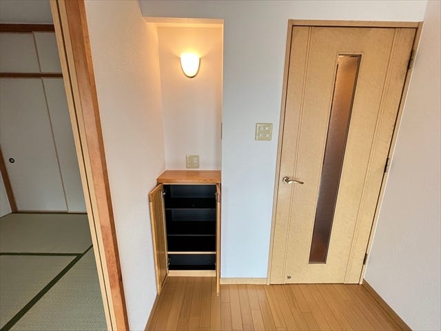 ◆ニッチカウンター◆リビングの入口扉横にあります。カウンター下は収納付きで、書類や文具など細かな物を入れておくのに良いですね。