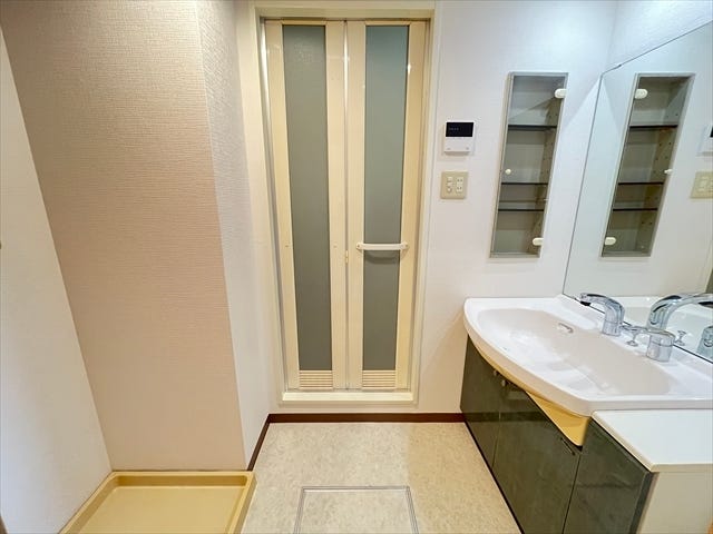 洗面台の向かいに洗濯機置き場があります。ゆとりの空間になっています。