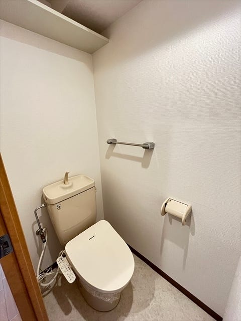トイレの上部に棚が備え付けられています。トイレットペーパーのストックなど置くことができますね◎
