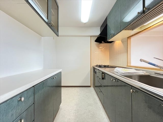 作業のしやすいキッチンスペース!カップボードの横に、冷蔵庫を置くスペースがあります。