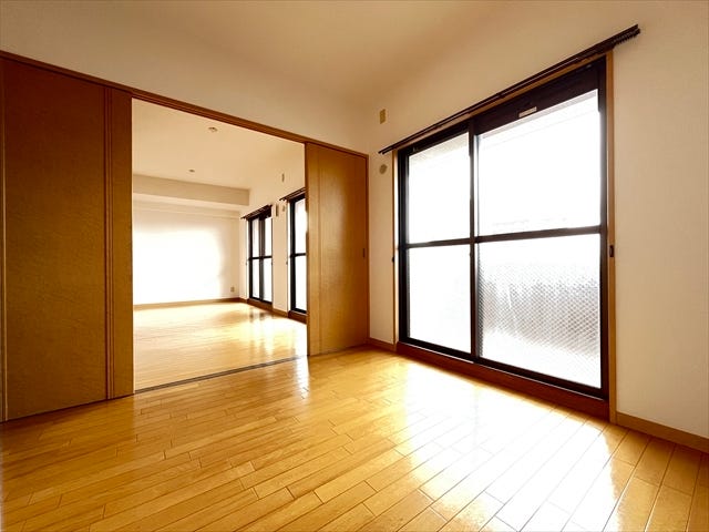 4.5帖洋室:リビング横の洋室は、多目的に使えて便利です。仕切りを開けると家族団らんの開放的空間。閉めれば固有のスペースが作れます。