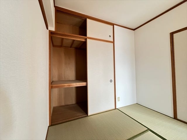 6畳和室:押入れ収納は奥行きがあるので、お布団の収納や、衣装ケースや突っ張り棒を使ってお洋服の整理整頓もしやすいです◎天袋には普段使わない物の保管に◎