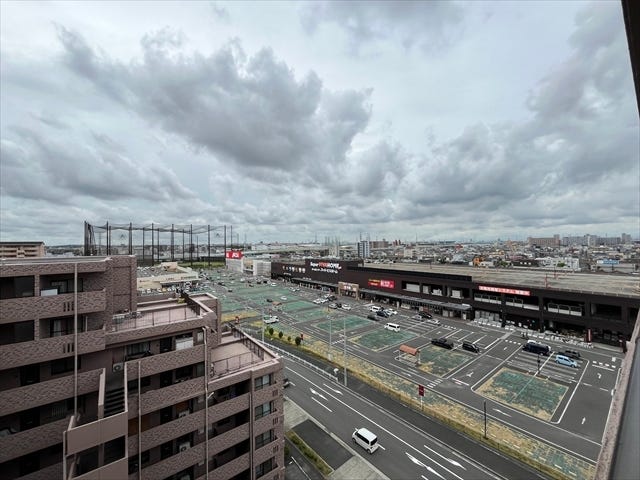 南バルコニーからの眺望です。「スーパービバホーム名古屋南店」が見渡せます。