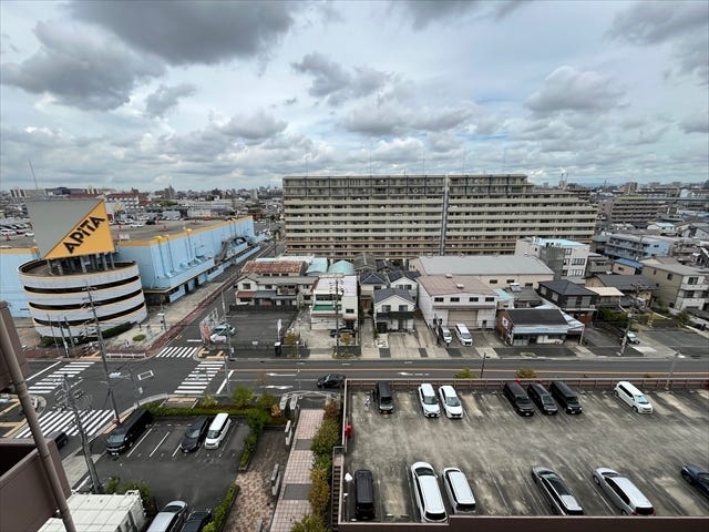 北バルコニーからの眺望です。「アピタ名古屋南店」が見渡せます。お買い物も歩いてらくらくです♪