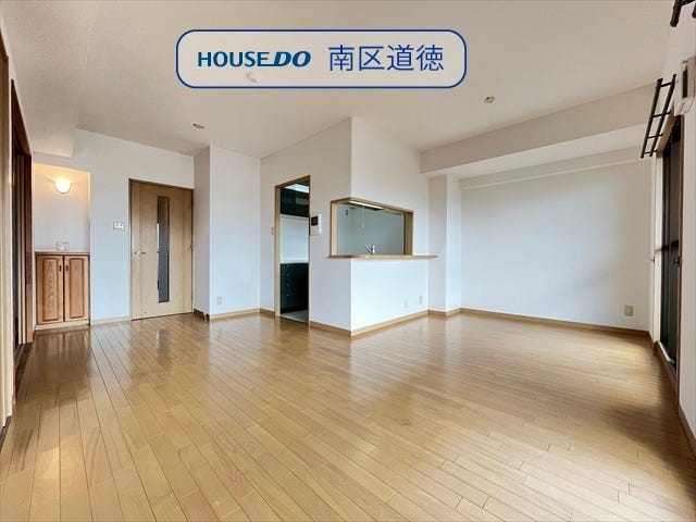 日当たりのよい温かい雰囲気の広々LDKスペースです。ご家族との団欒をこちらでゆったりとお過ごしください。
(2025年9月4日撮影)