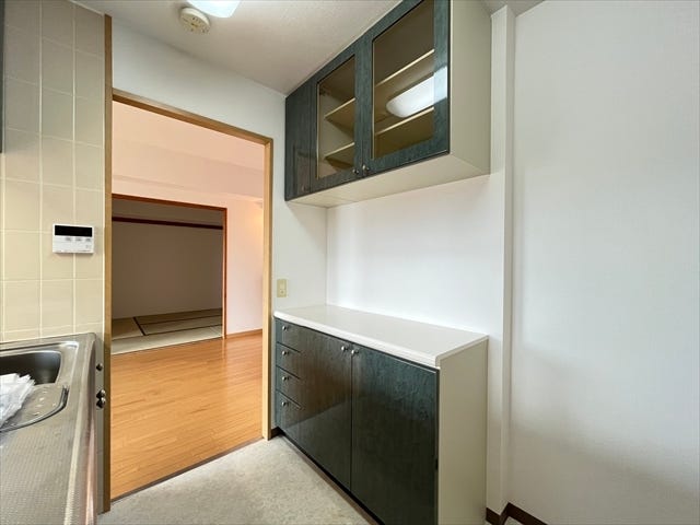 キッチンと同色のカップボード付き♪しっかりと収納量があり、扉が付いているので物の落下防止や、中身が見えなくデザインに統一感を持たせてくれるのも嬉しいところ♪
(2025年9月4日撮影)