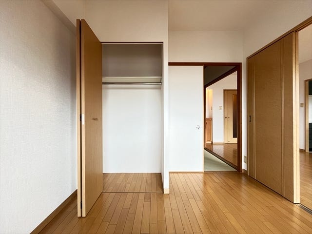 4.5帖洋室:ハンガーパイプや枕棚があらかじめついているので、サッと片づける事が出来ます!
(2025年9月4日撮影)