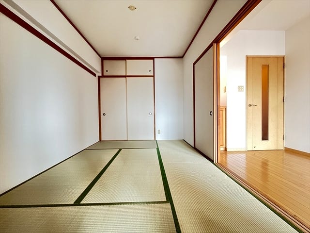 6畳和室:リビングと4.5帖洋室と繋がる和室です。お子様の遊び場やお昼寝、来客用の寝室にと多様な用途で使えます。
(2025年9月4日撮影)