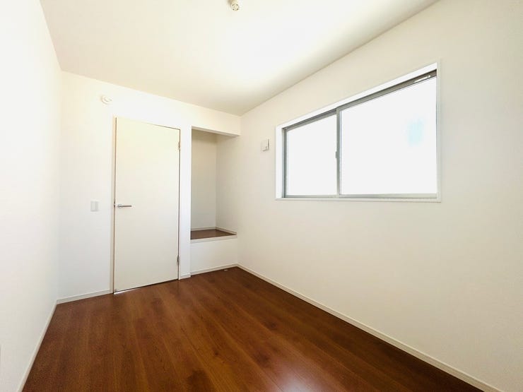 帖の洋室です。2面採光で明るいお部屋。
子供部屋や書斎にいかがでしょうか?