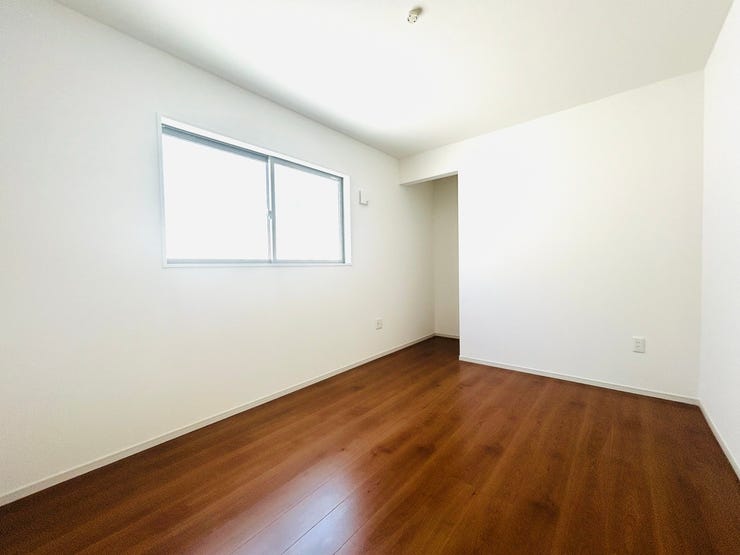 5.75帖の洋室です。クローゼットが付いてるので、収納もたくさん出来てスッキリしますね♪