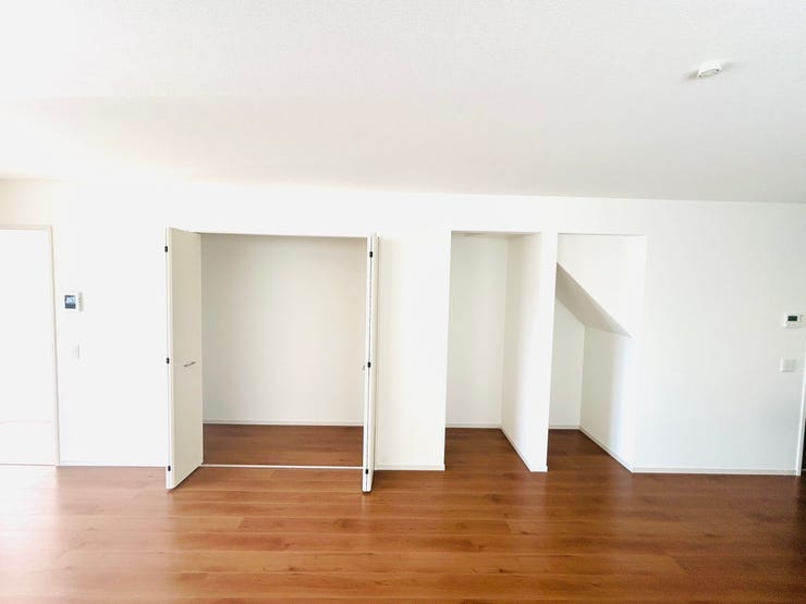 リビングの収納は3つあり、大きな物から、食品のストックまで便利に機能しそうです。