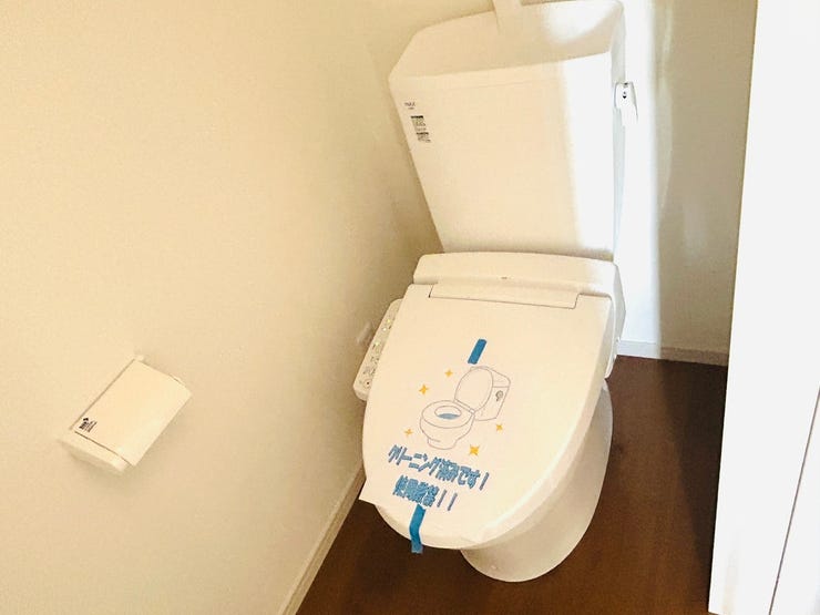 2Fトイレはコンパクトながら機能的です。