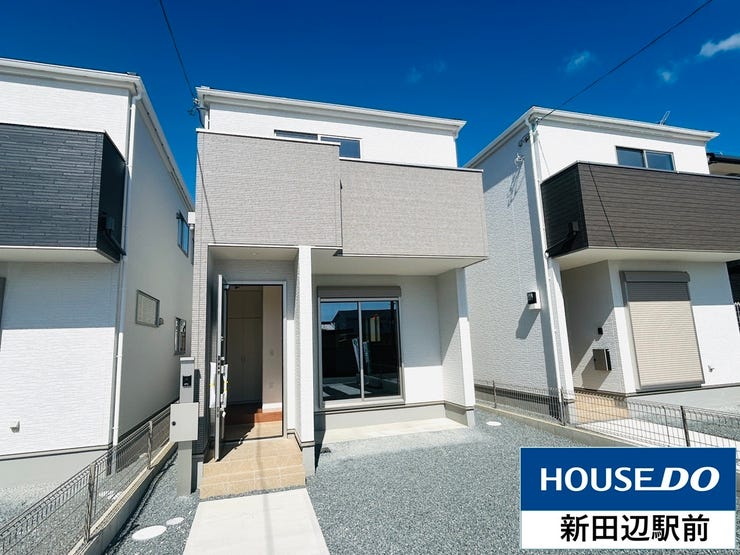 【外観】
JR奈良線玉水駅から徒歩9分に新登場の新築戸建、駐車スペースは2台、4LDKのお家です。