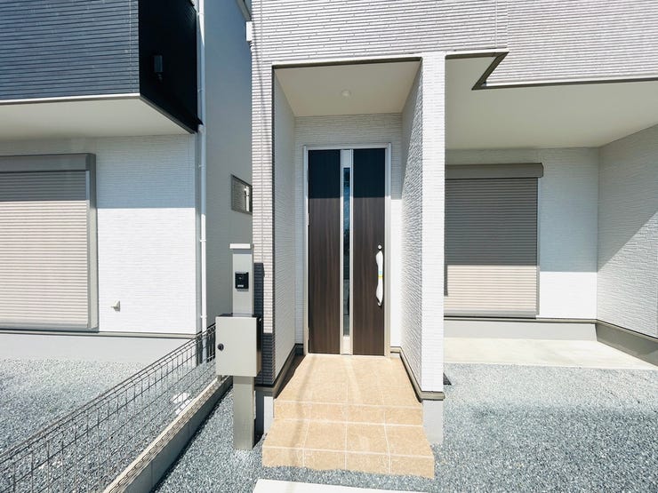 モダンなデザインのエントランスはポストも近く、合理的です。