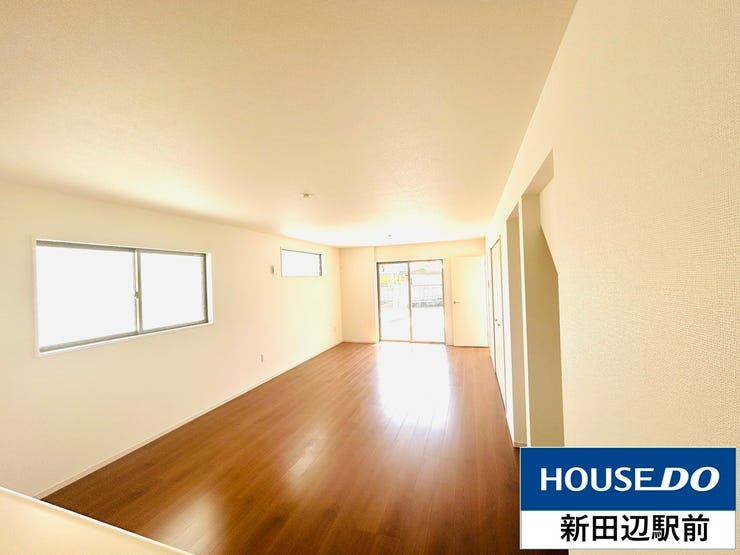 20帖越えのリビングダイニングは木目を基調にした、2面採光で照明がなくても明るいお部屋、家族の団らんスペースとして、来客にも対応できる広さです。