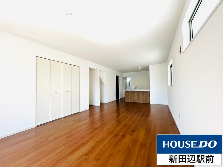 落ち着いた木目のフロアに南向きの掃き出し窓で日中も明るい日差しが入ります。