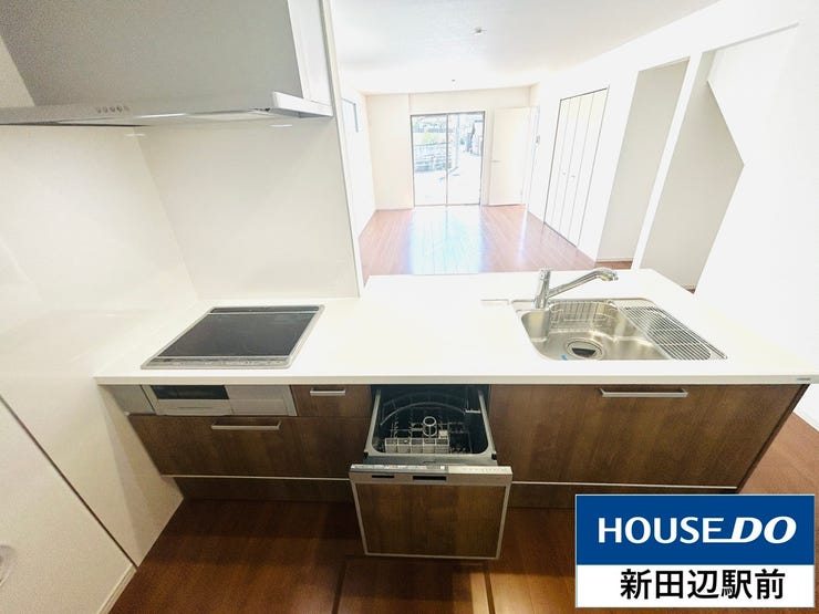 食洗機付で、コンロはIHでお手入れ楽々、家事を軽減してくれます。調理スペースも広く、料理が楽しくなりそうです。