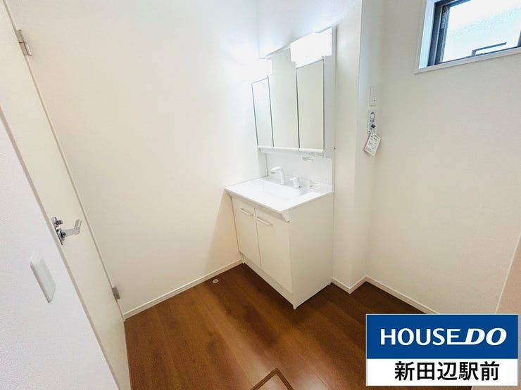 三面鏡の洗面台です。洗面台の下、洗面台の横にも収納スペースがございます。化粧品や洗剤のストックなどたくさん収納できますよ♪