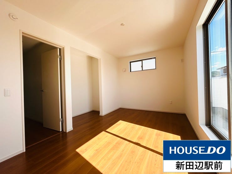 約7.5帖のお部屋にはバルコニーがありお布団もラクラク干せます。
収納スペースも大き目です。