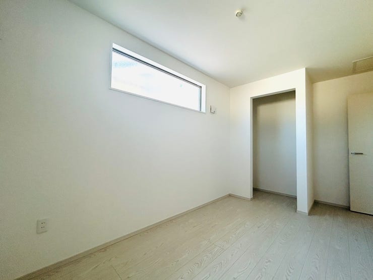 5.75帖の洋室です。子供部屋や書斎にいかがでしょうか?