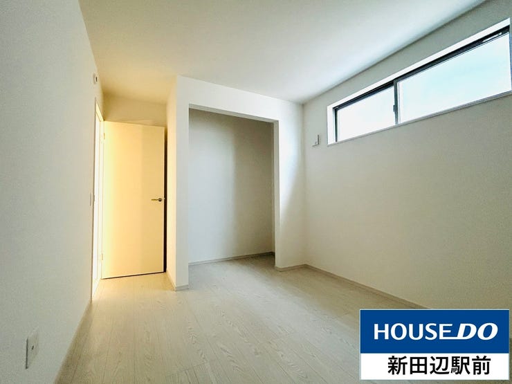 5.75帖の洋室です。クローゼットが二つ付いてるので、収納もたくさん出来てスッキリしますね♪