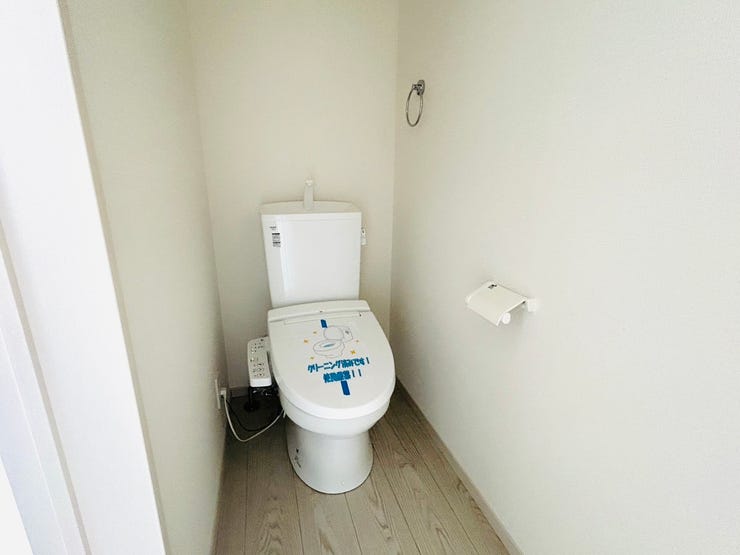 2Fトイレです。
綺麗な空気でいつも清潔なおトイレ。お手入れもらくらくです。